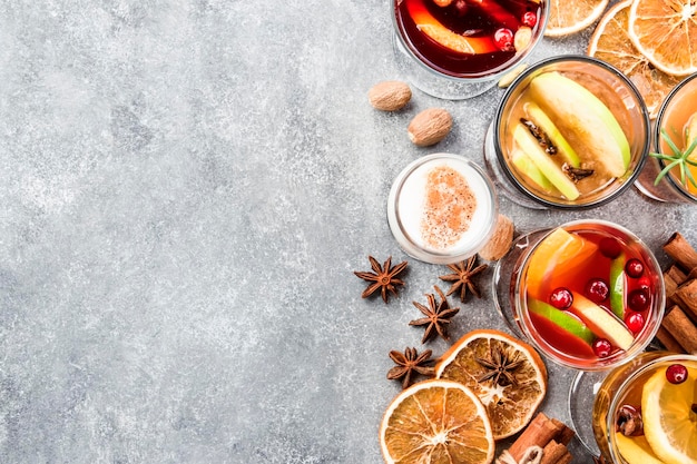 Hooghoekbeeld van fruit op tafel
