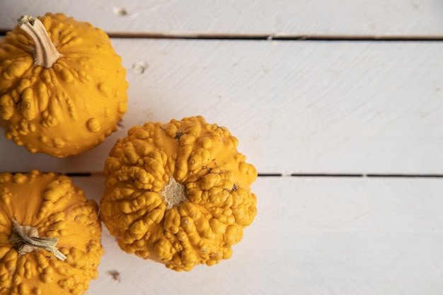 Hooghoekbeeld van fruit op tafel