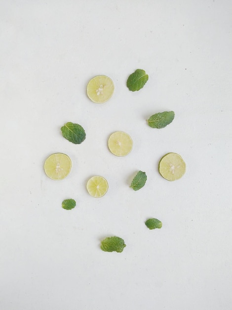 Foto hooghoekbeeld van fruit op witte achtergrond