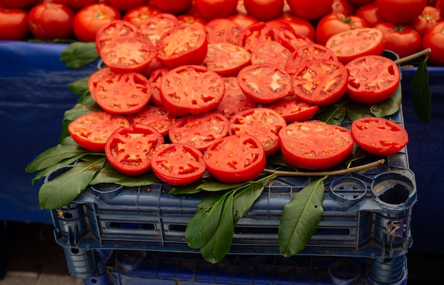 Foto hooghoekbeeld van fruit voor verkoop op de markt