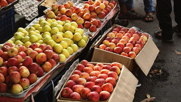 Hooghoekbeeld van fruit voor verkoop op de markt