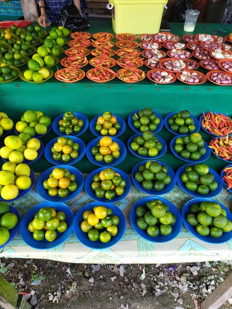 Foto hooghoekbeeld van fruit voor verkoop op de markt