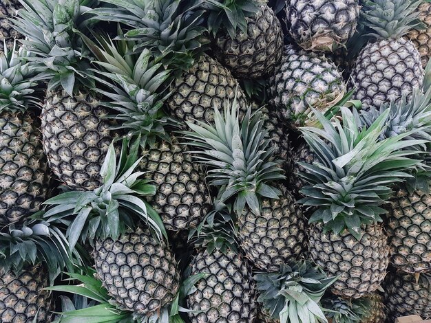 Foto hooghoekbeeld van fruit voor verkoop op de markt