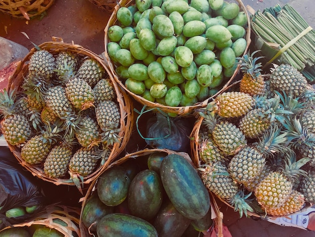 Foto hooghoekbeeld van fruit voor verkoop op de markt