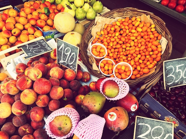 Foto hooghoekbeeld van fruit voor verkoop op een marktstand