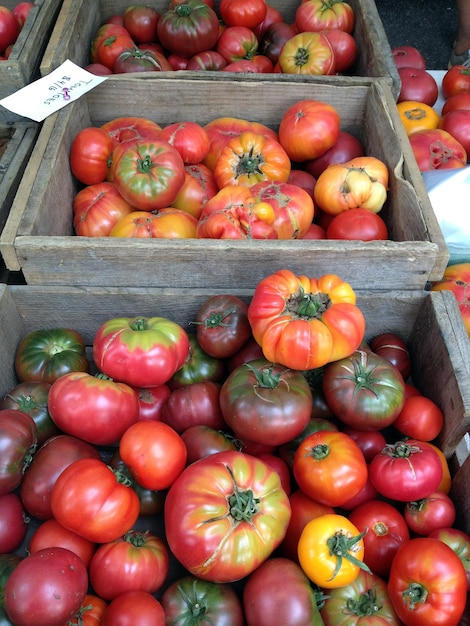 Hooghoekbeeld van fruit voor verkoop op een marktstand