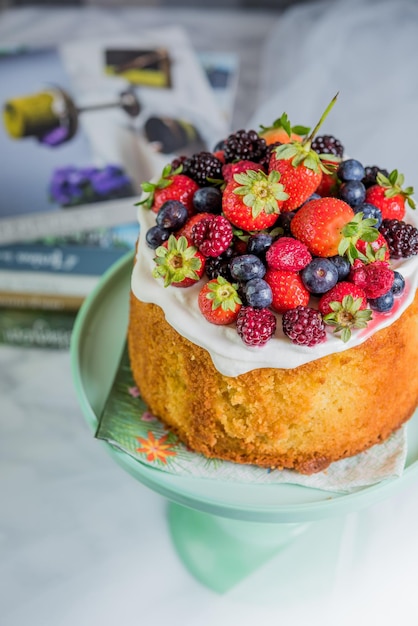 Hooghoekbeeld van fruitkoek op de stand