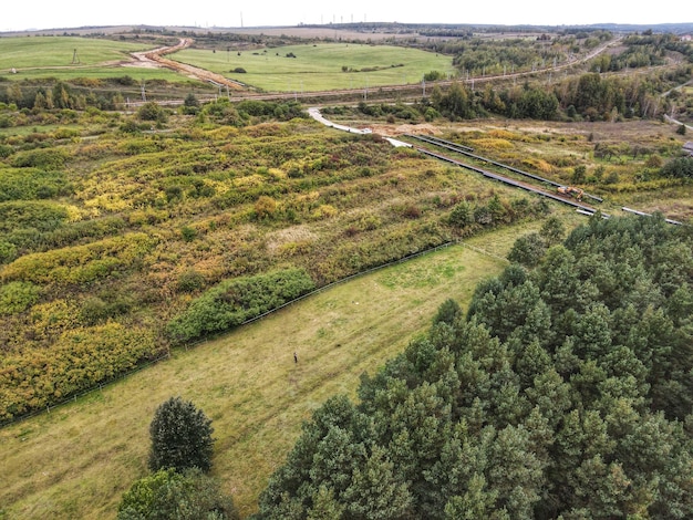 Foto hooghoekbeeld van gaspioelinewerkzaamheden in het midden van het veld