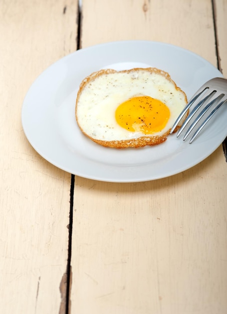 Hooghoekbeeld van gebakken ei in een bord
