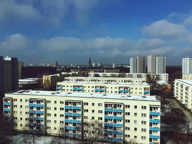 Hooghoekbeeld van gebouwen in de stad tegen de lucht