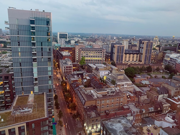 Hooghoekbeeld van gebouwen in de stad tegen de lucht