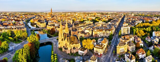 Foto hooghoekbeeld van gebouwen in de stad