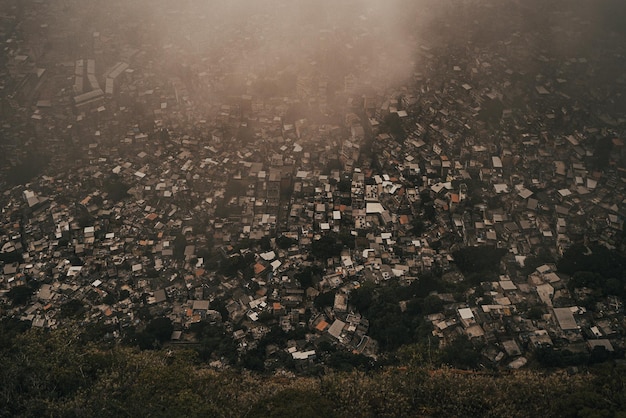 Hooghoekbeeld van gebouwen in favelas