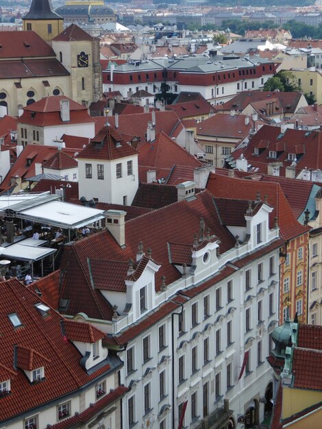 Hooghoekbeeld van gebouwen in Praag