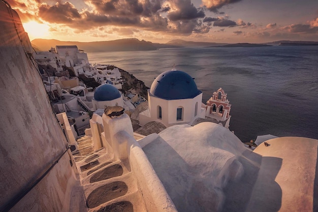 Hooghoekbeeld van gebouwen op Santorini vanaf de zee