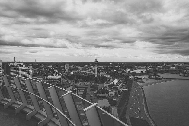 Foto hooghoekbeeld van gebouwen tegen een bewolkte lucht