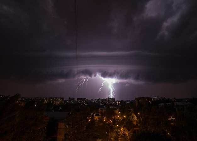 Hooghoekbeeld van gebouwen tegen verlichting's nachts