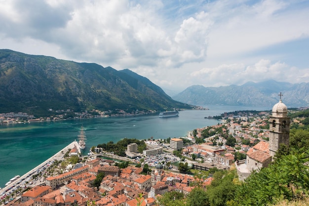Hooghoekbeeld van gebouwen vanaf de zee tegen de lucht bij Kotor