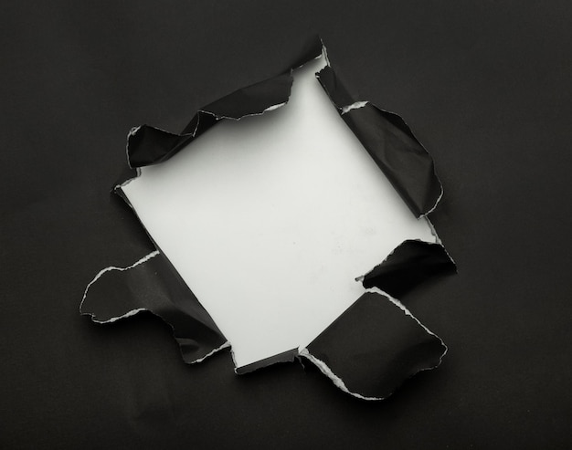 Hooghoekbeeld van gebroken papier op tafel