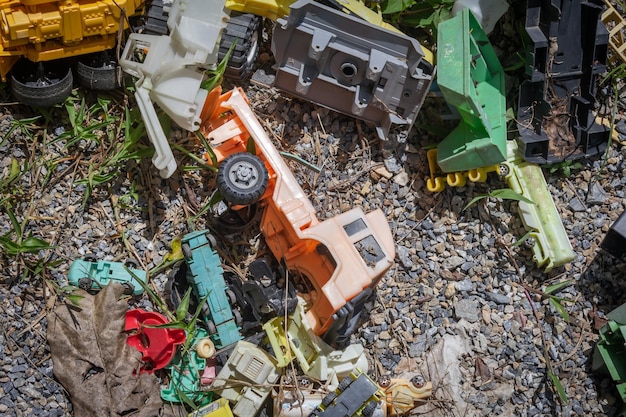 Foto hooghoekbeeld van gebroken speelgoed en vuilnis op het veld