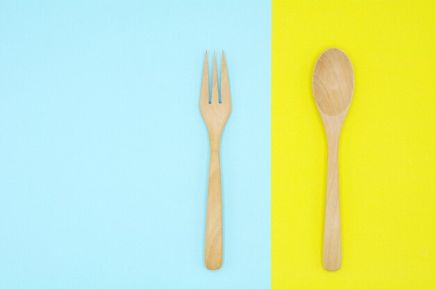 Hooghoekbeeld van geel en tafel tegen blauwe achtergrond