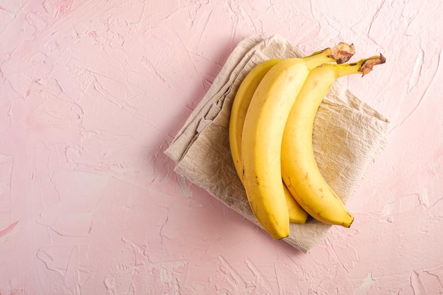 Hooghoekbeeld van geel fruit op de muur