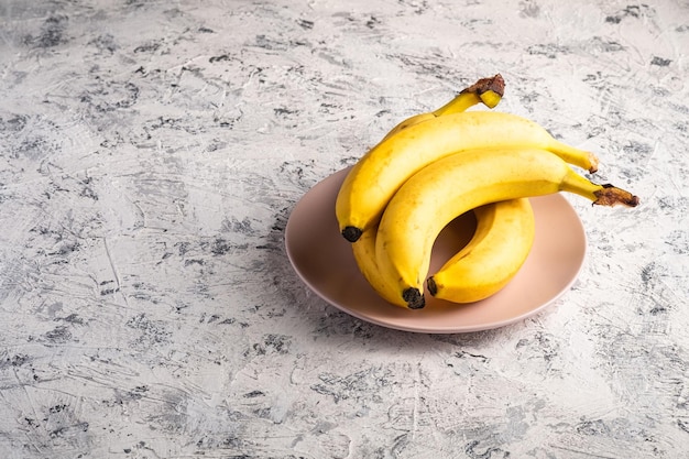 Hooghoekbeeld van geel fruit op tafel