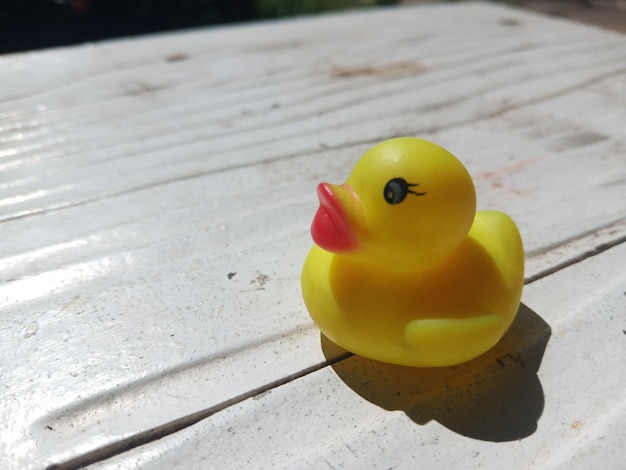 Foto hooghoekbeeld van geel speelgoed op tafel