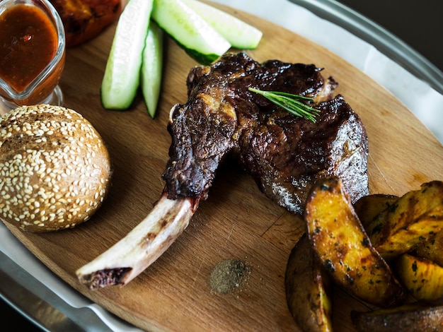 Hooghoekbeeld van gegrilde steak met groenten geserveerd op een snijplank