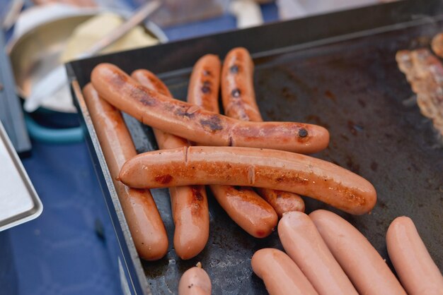 Foto hooghoekbeeld van gegrilde worstjes op een container