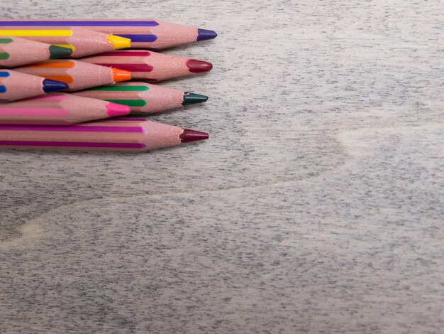 Foto hooghoekbeeld van gekleurde potloden op een houten tafel