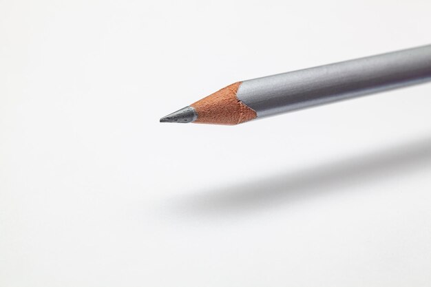 Foto hooghoekbeeld van gekleurde potloden op witte achtergrond