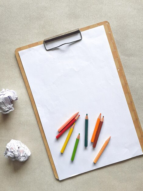 Hooghoekbeeld van gekleurde potloden op witte achtergrond