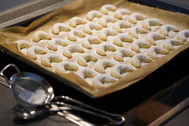 Hooghoekbeeld van gekookt in de keuken