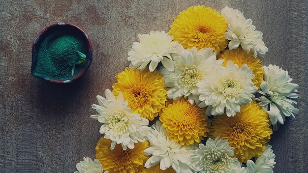 Foto hooghoekbeeld van gele bloemen op tafel