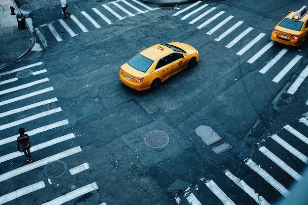 Hooghoekbeeld van gele taxi's op straat in NYC