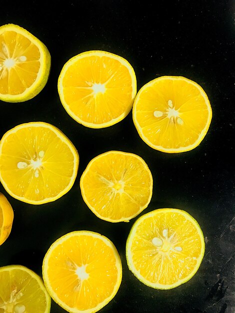 Foto hooghoekbeeld van gele vruchten op tafel