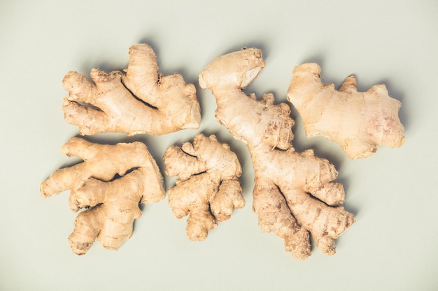 Hooghoekbeeld van gember tegen een witte achtergrond