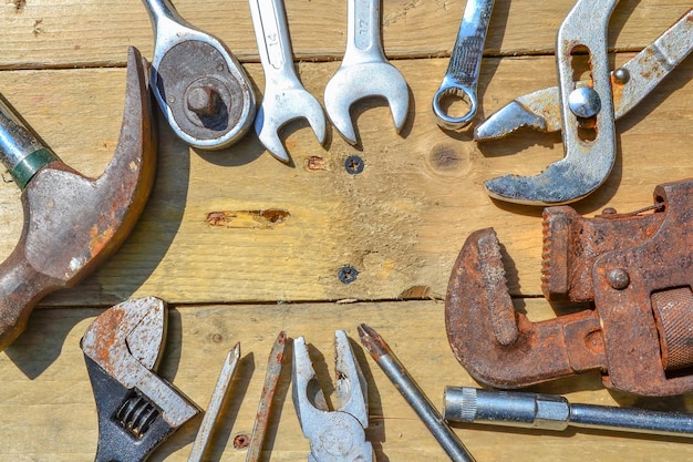 Hooghoekbeeld van gereedschappen op een houten tafel