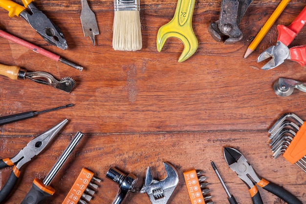 Foto hooghoekbeeld van gereedschappen op tafel