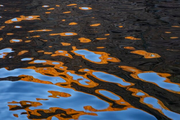 Foto hooghoekbeeld van gerimpeld water in het meer