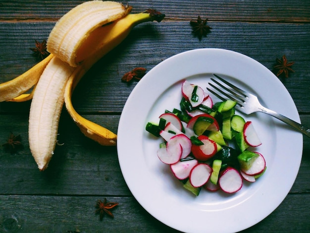 Foto hooghoekbeeld van gesneden fruit op een bord