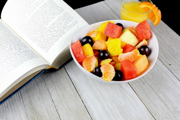 Foto hooghoekbeeld van gesneden fruit op tafel