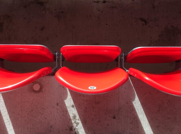 Hooghoekbeeld van gevouwen stoelen in het stadion
