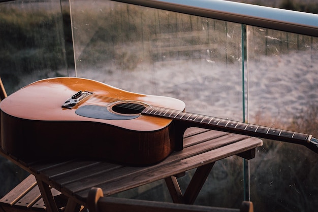 Foto hooghoekbeeld van gitaar op tafel tegen de reling