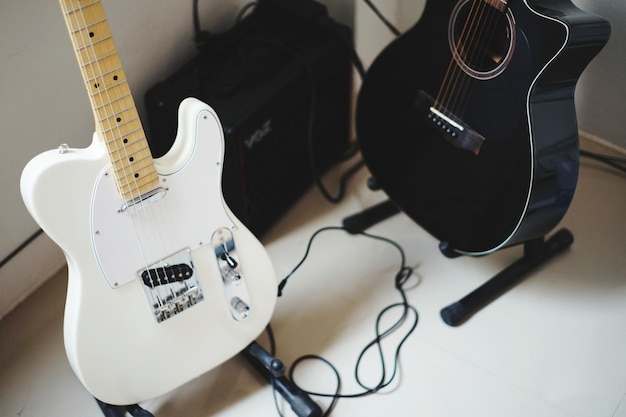 Foto hooghoekbeeld van gitaar op tafel