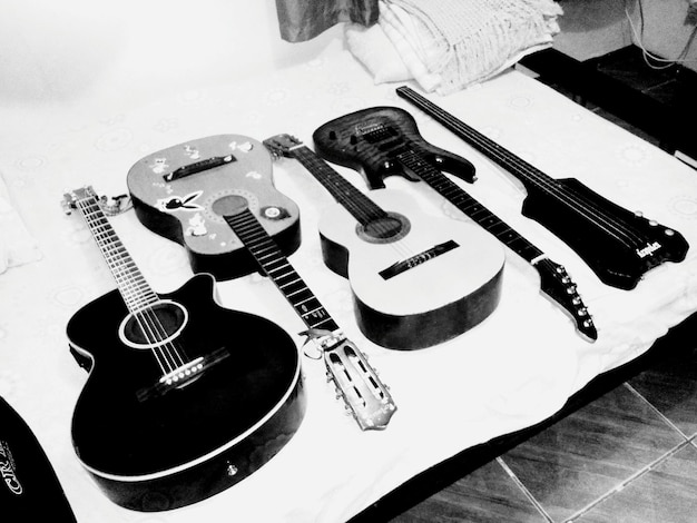 Foto hooghoekbeeld van gitaren op bed thuis