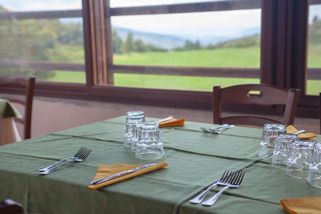 Foto hooghoekbeeld van glazen op tafel