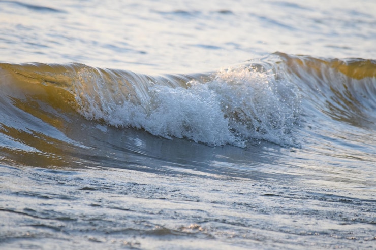 Foto hooghoekbeeld van golven die in de zee spetteren