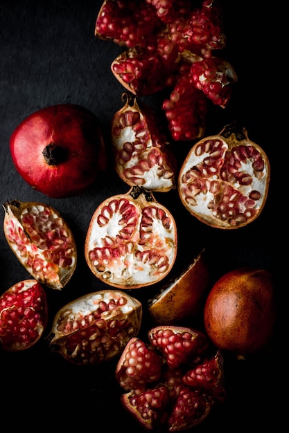 Hooghoekbeeld van granaatappels op tafel